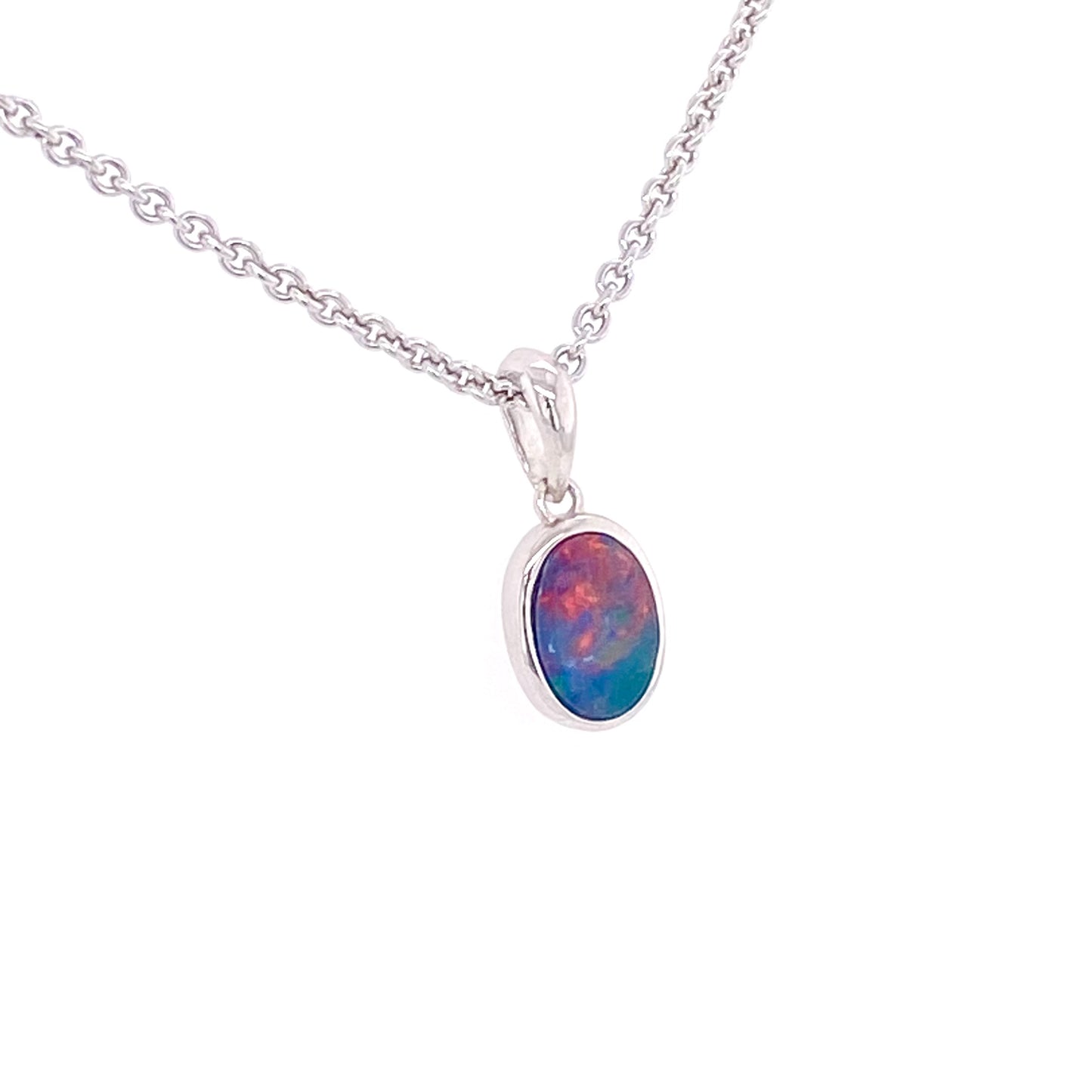 Vedhæng med ægte doublet opal indfattet i rhodineret sterling sølv.