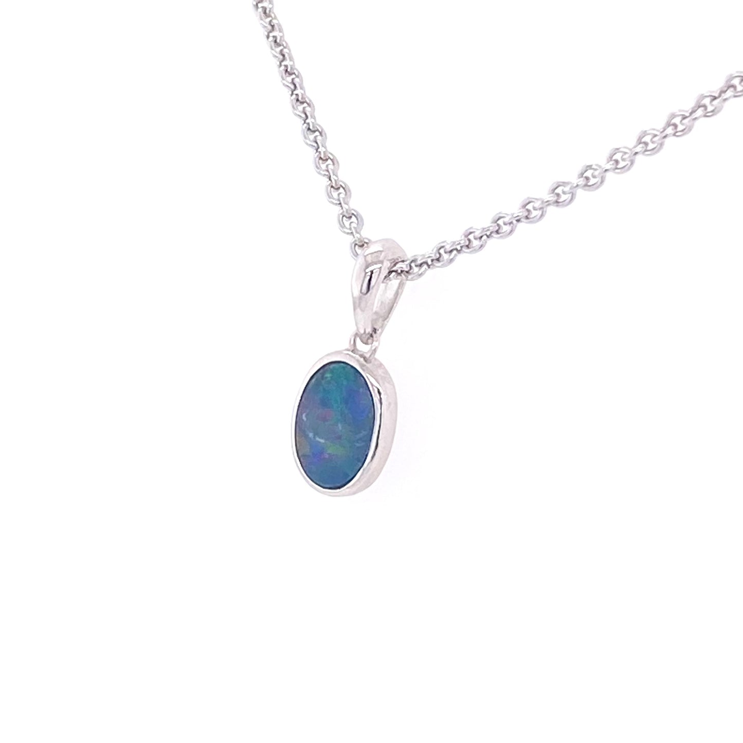 Vedhæng med ægte doublet opal indfattet i rhodineret sterling sølv.