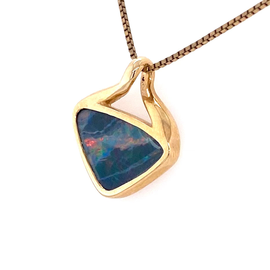 Opal vedhæng med en ægte doublet opal fra Australien. Opalen er sat i 14 karat guld.