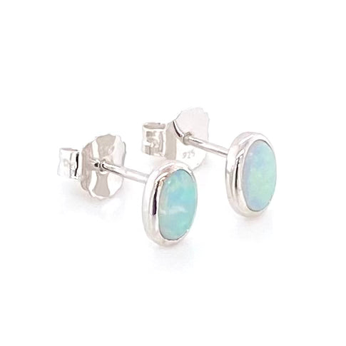 Opal ørestikkerne har ægtesolide Australske krystal opaler indfattet i blankt sterling sølv.