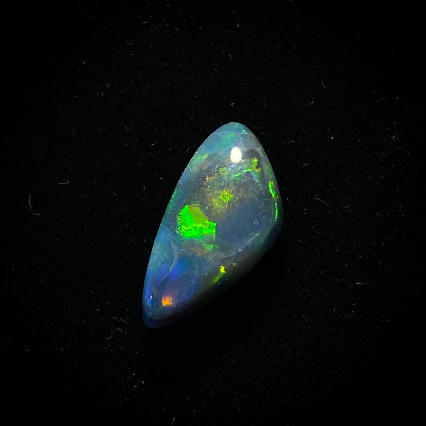 Massiver dunkler Opal – 11173