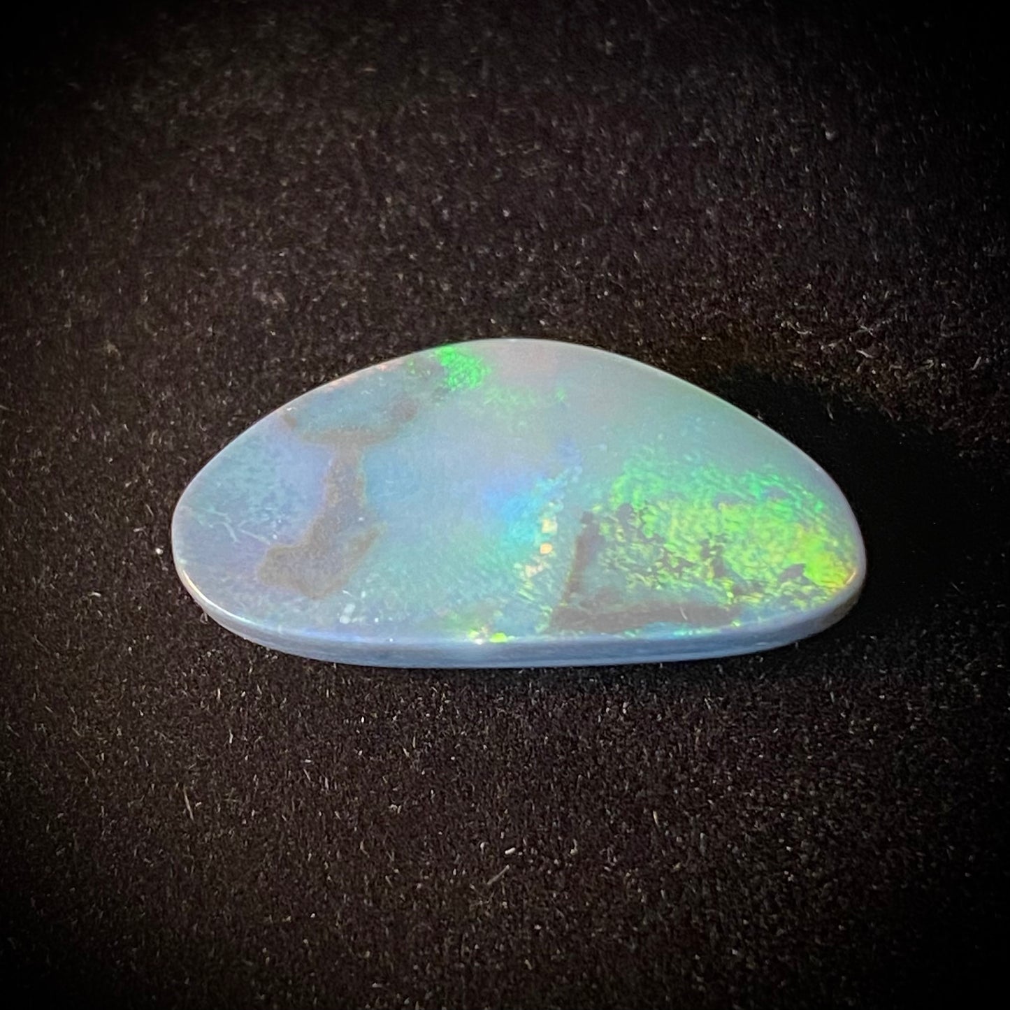 Ægte solid sort opal fra Lightning Ridge, Australien.
Speciel"rolling flash" mønster, som ruller hen over stenen i blå/grønne/orange farver, i takt med at man bevæger stenen.
