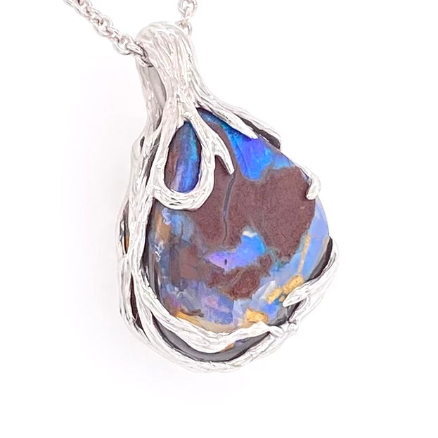 Ægte solid boulder opal fra Queensland, Australien indfattet i sterling sølv.