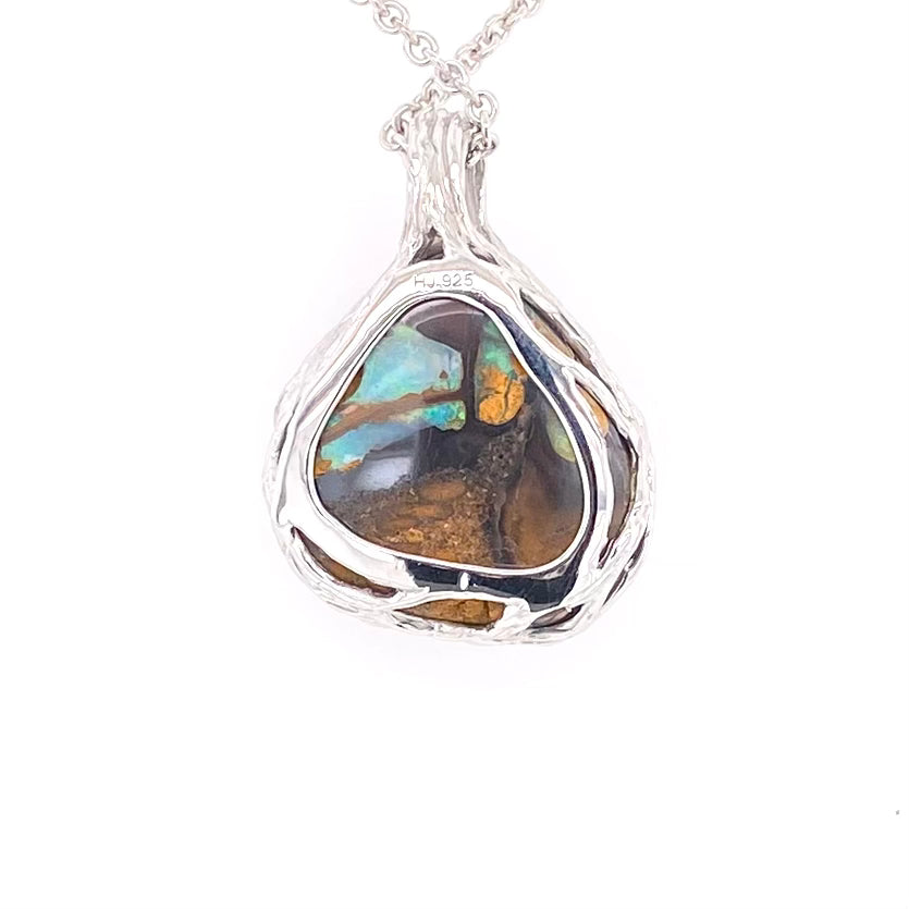 Ægte solid boulder opal fra Queensland, Australien indfattet i sterling sølv.