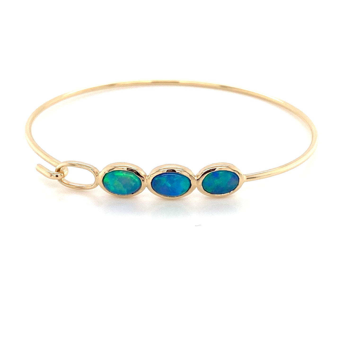 Armring i 14 karat guld med 3 stk. 7 x 5 mm solid krystal opaler fra Australien.