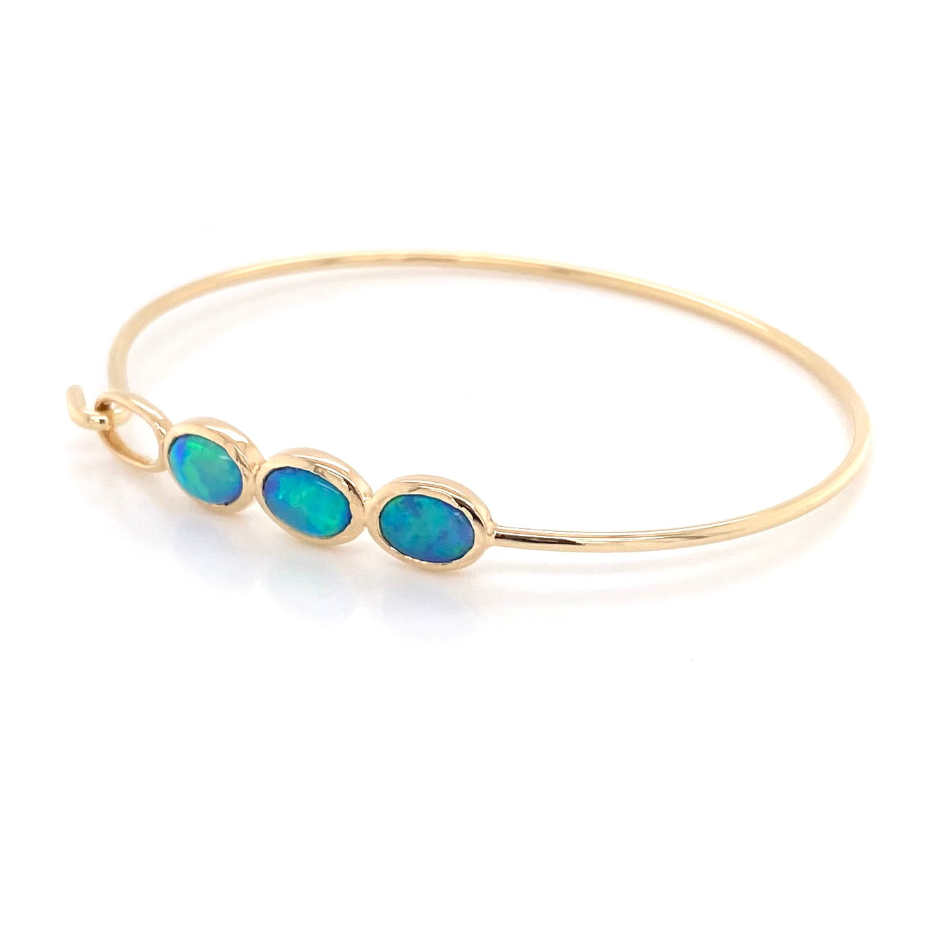 Armring i 14 karat guld med 3 stk. 7 x 5 mm solid krystal opaler fra Australien.
