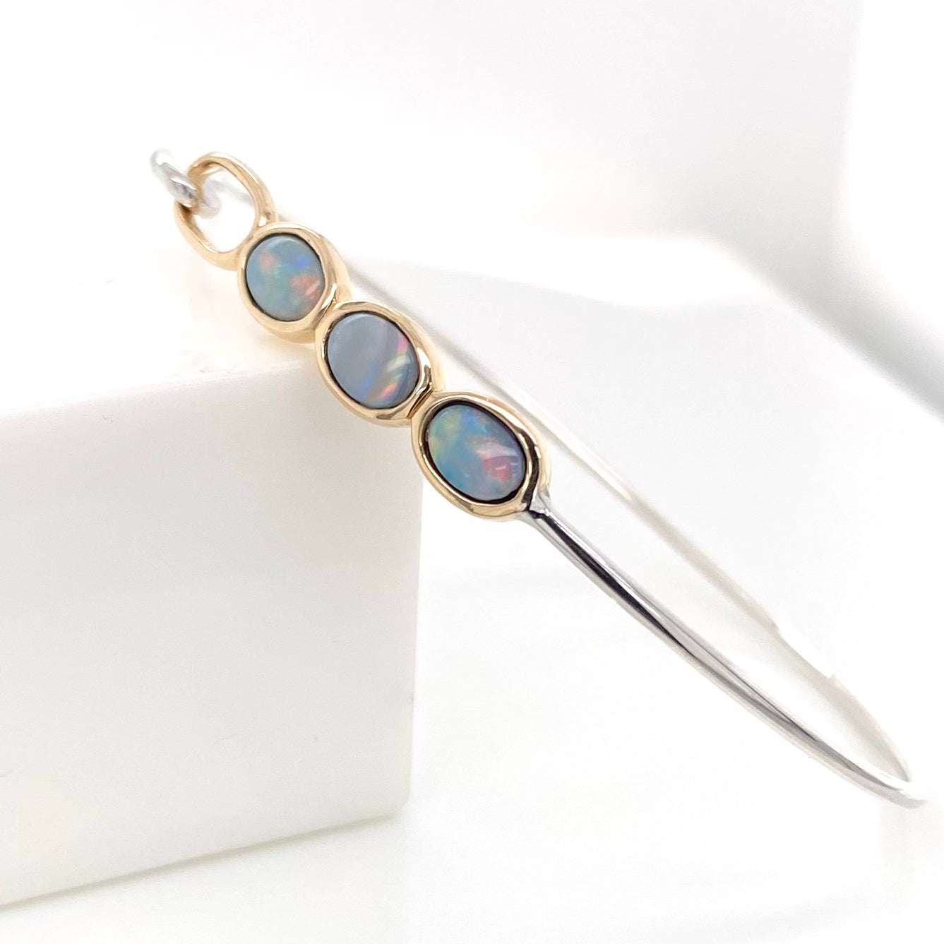 Armring i 14 karat guld og sterling sølv med 3 stk. 6 x 4 mm solid krystal opaler fra Australien.
