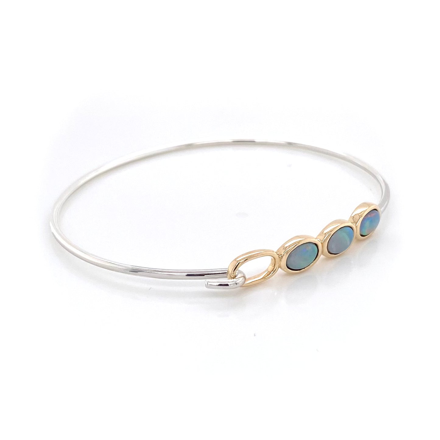Armring i 14 karat guld og sterling sølv med 3 stk. 6 x 4 mm solid krystal opaler fra Australien.