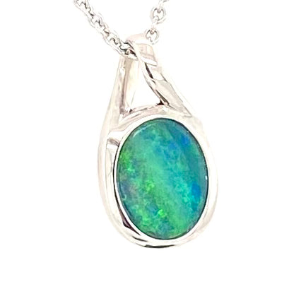 Vedhæng med ægte doublet opal indfattet i rhodineret sterling sølv.