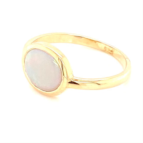Ring med ægte solid crystal opal fra Australien indfattet i 14 kt. guld.