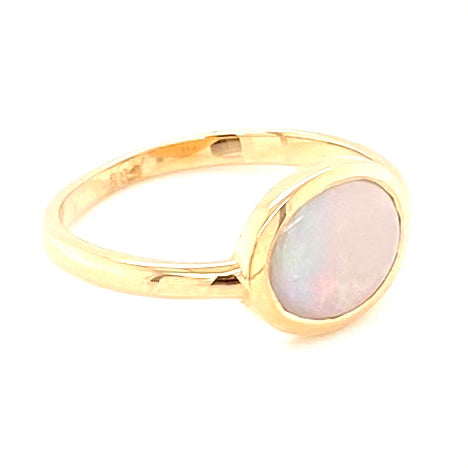 Ring med ægte solid crystal opal fra Australien indfattet i 14 kt. guld.