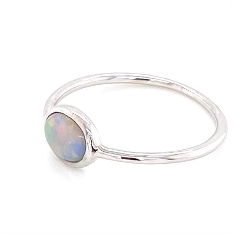 Ægte solid crystal opal fra Australien indfattet i sterling sølv.