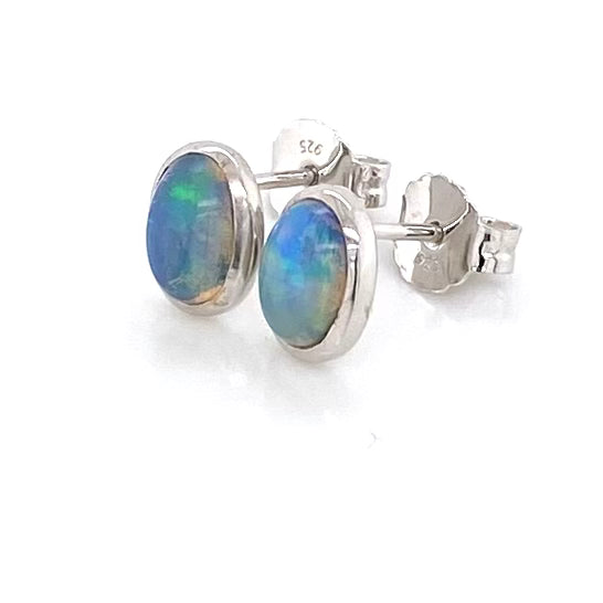 Opal ørestikkerne har ægte solide Australske krystal opaler indfattet i blankt sterling sølv.