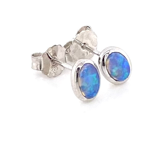 Opal ørestikkerne har ægte solide Australske krystal opaler indfattet i blankt sterling sølv.