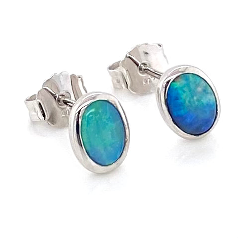 Opal ørestikkerne har ægte solide Australske krystal opaler indfattet i blankt sterling sølv.