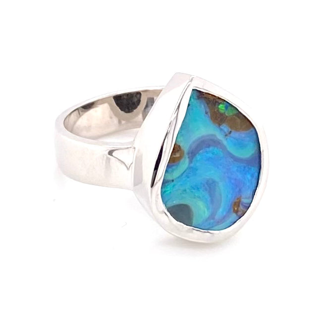 Ægte solid boulder opal fra Australien indfattet i sterling sølv.
