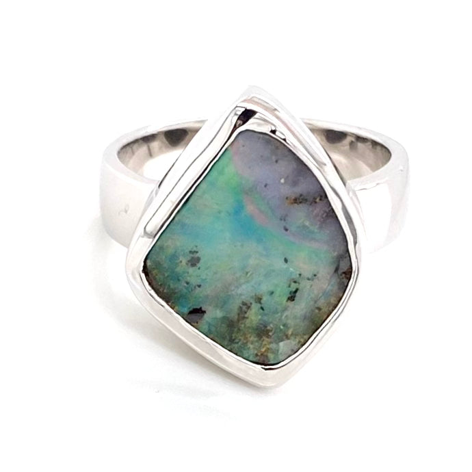 Ægte solid boulder opal fra Australien indfattet i sterling sølv.