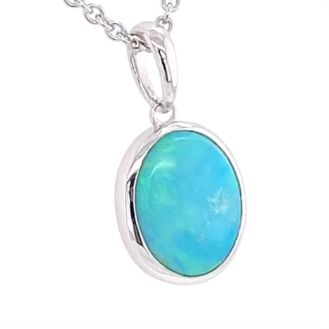 Vedhæng med en ægte solid krystal opal fra Australien indfattet i rhodineret sterling sølv.