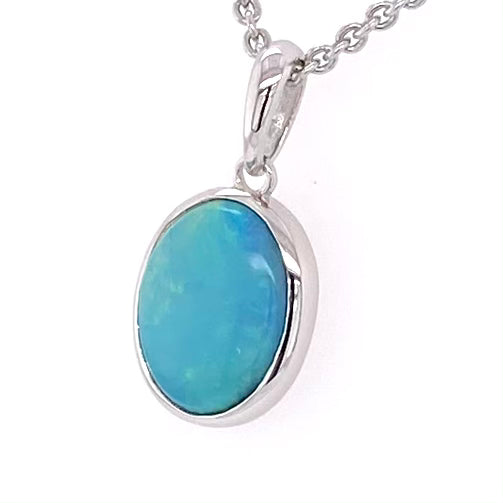 Vedhæng med en ægte solid krystal opal fra Australien indfattet i rhodineret sterling sølv.