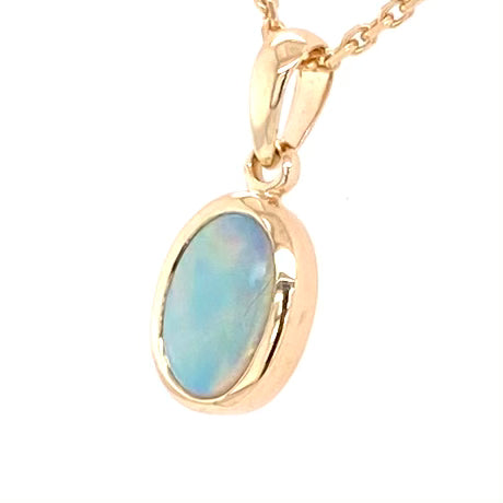 Vedhæng med en ægte solid krystal opal fra Australien indfattet i 14 karat guld.