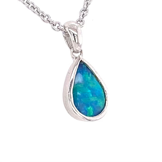 Vedhæng med en ægte solid krystal opal fra Australien indfattet i rhodineret sterling sølv.