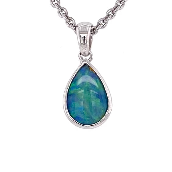 Vedhæng med en ægte solid krystal opal fra Australien indfattet i rhodineret sterling sølv.