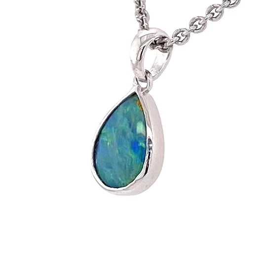 Vedhæng med en ægte solid krystal opal fra Australien indfattet i rhodineret sterling sølv.