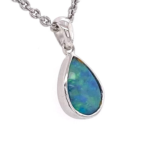 Vedhæng med en ægte solid krystal opal fra Australien indfattet i rhodineret sterling sølv.