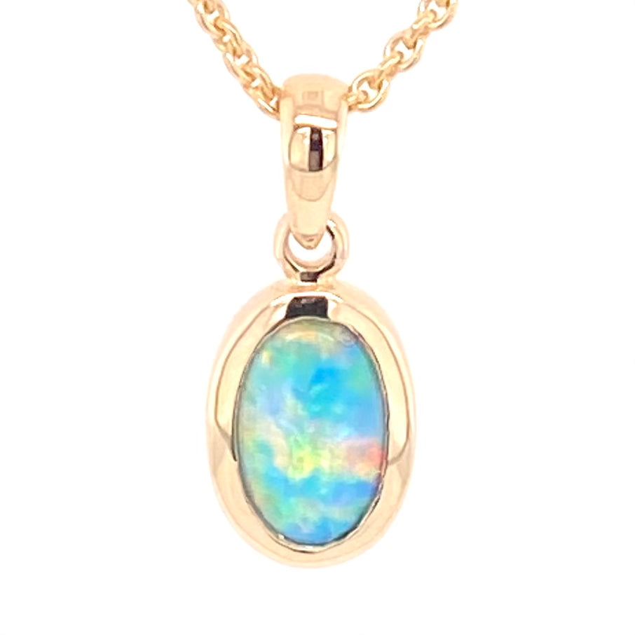 Vedhæng med en ægte solid krystal opal fra Australien indfattet i 14 karat guld.