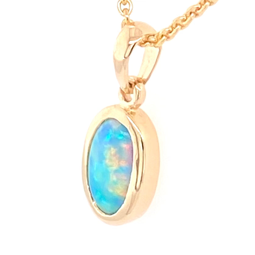 Vedhæng med en ægte solid krystal opal fra Australien indfattet i 14 karat guld.
