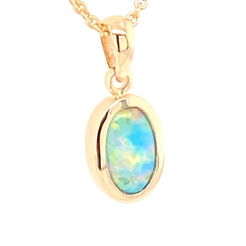 Vedhæng med en ægte solid krystal opal fra Australien indfattet i 14 karat guld.