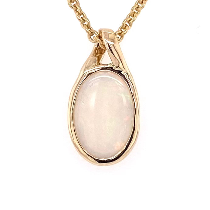 Vedhæng med en ægte solid krystal opal fra Australien indfattet i 9 karat guld.