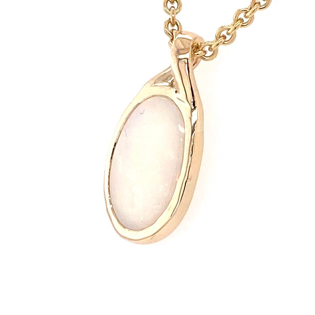 Vedhæng med en ægte solid krystal opal fra Australien indfattet i 9 karat guld.
