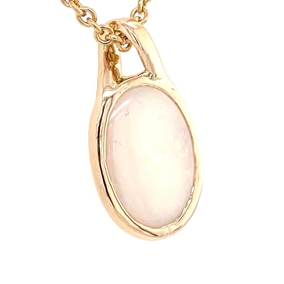 Vedhæng med en ægte solid krystal opal fra Australien indfattet i 9 karat guld.