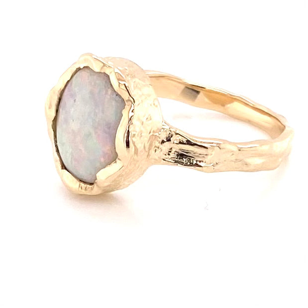 Ring med en ægte solid crystal opal fra Australien, indfattet i 14 karat guld med organiske former.