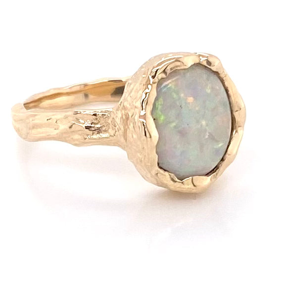 Ring med en ægte solid crystal opal fra Australien, indfattet i 14 karat guld med organiske former.