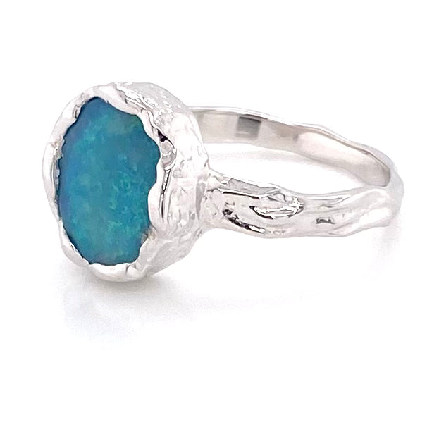 Ring med en ægte solid crystal opal fra Australien, indfattet i sterling sølv med organiske former.