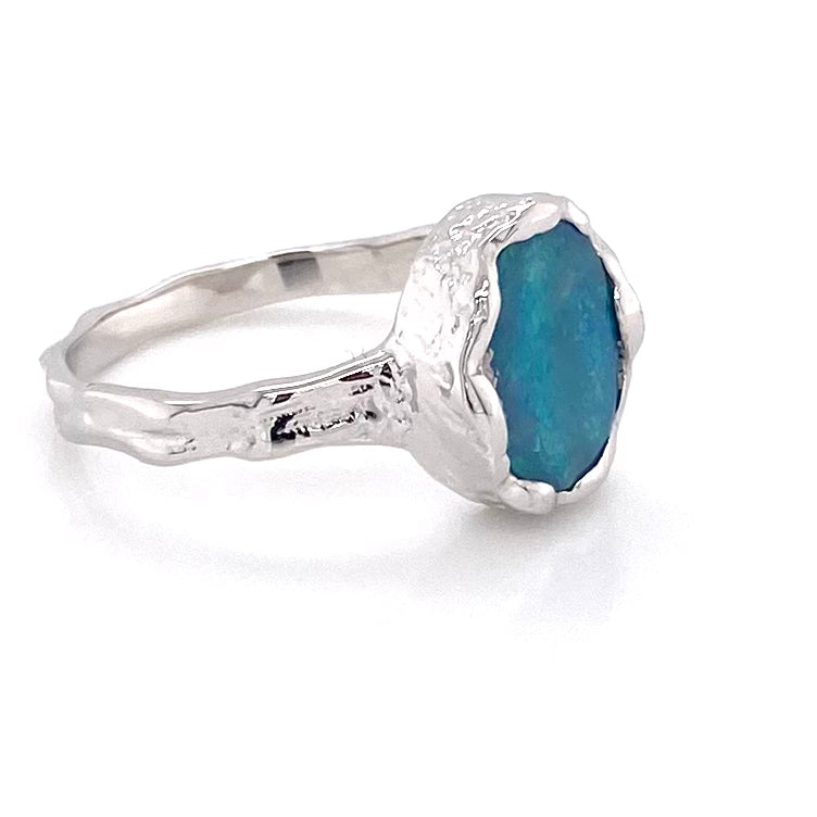 Ring med en ægte solid crystal opal fra Australien, indfattet i sterling sølv med organiske former.