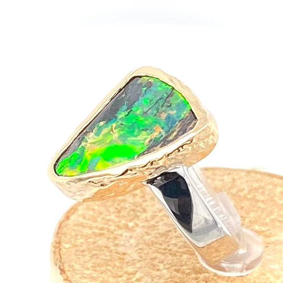 Ring med ægte solid boulder opal fra Australien indfattet i 14 karat rustikt guld og ringskinnen er lavet af blankt sterling sølv.