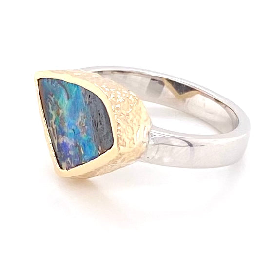 Ring med ægte solid boulder opal fra Australien indfattet i 14 karat rustikt guld og ringskinnen er lavet af blankt sterling sølv.