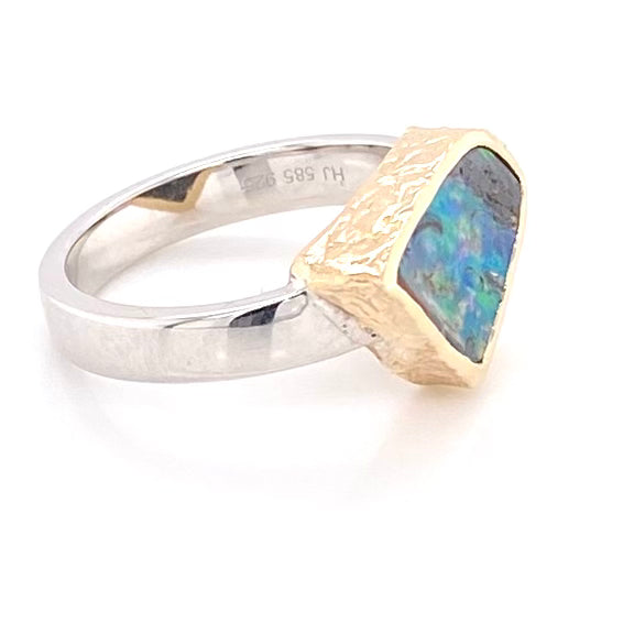 Ring med ægte solid boulder opal fra Australien indfattet i 14 karat rustikt guld og ringskinnen er lavet af blankt sterling sølv.