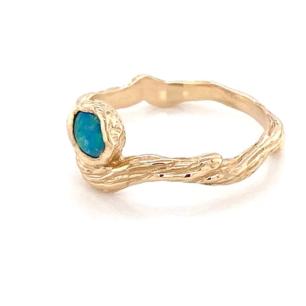 Ring med ægte solid crystal opal fra Australien indfattet i rustikt 14 karat guld.