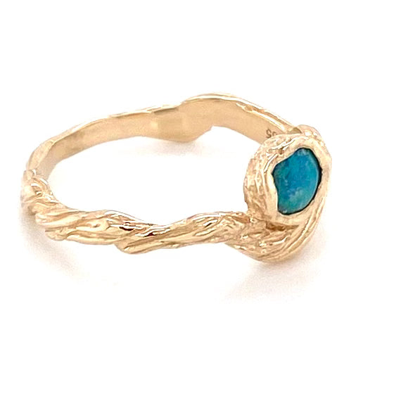 Ring med ægte solid crystal opal fra Australien indfattet i rustikt 14 karat guld.