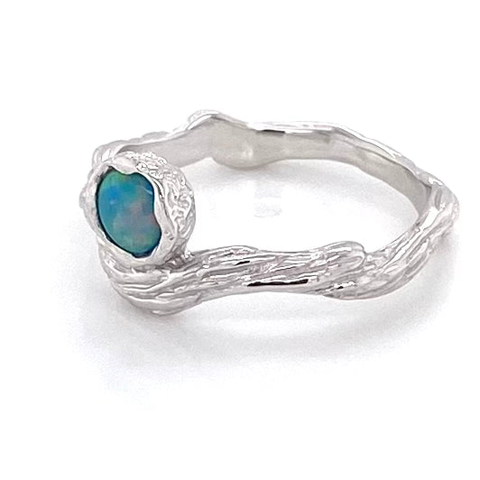Ægte solid crystal opal fra Australien indfattet i rustikt sterling sølv.