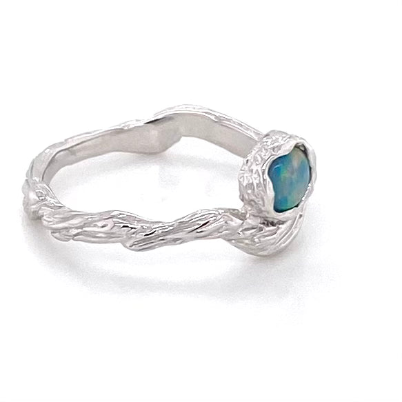 Ægte solid crystal opal fra Australien indfattet i rustikt sterling sølv.