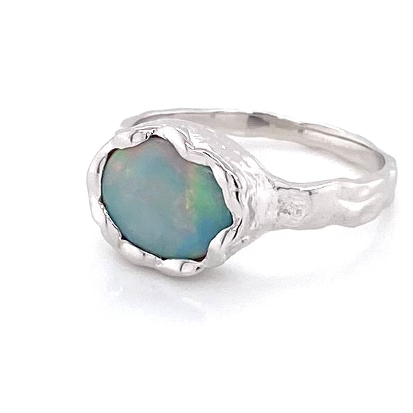 Ring med en ægte solid crystal opal fra Australien, indfattet i sterling sølv med organiske former.