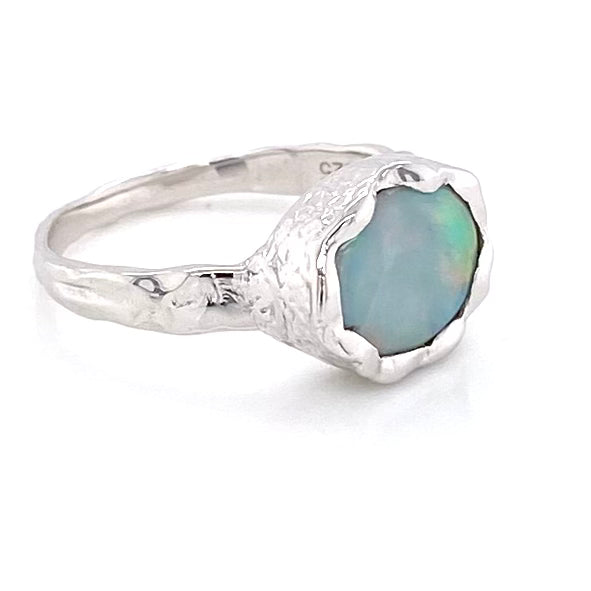 Ring med en ægte solid crystal opal fra Australien, indfattet i sterling sølv med organiske former.