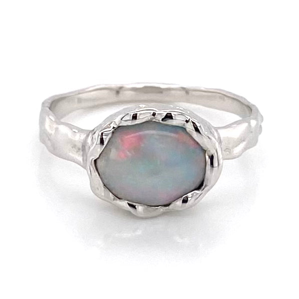 Ring med en ægte solid crystal opal fra Australien, indfattet i sterling sølv med organiske former.