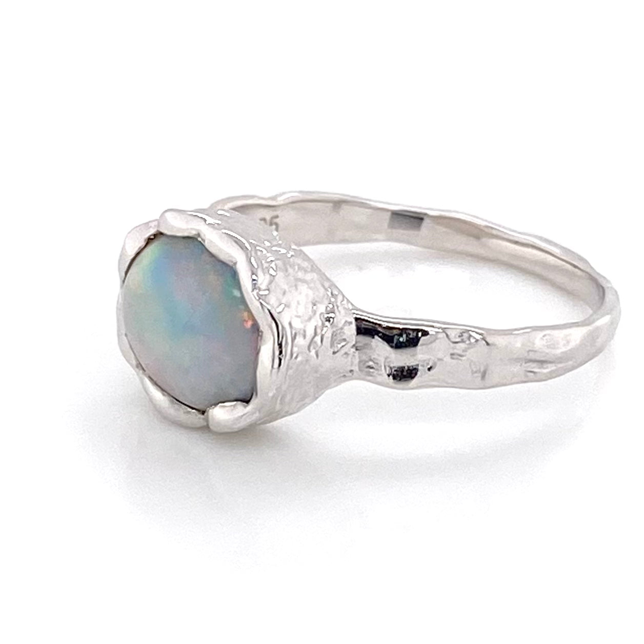 Ring med en ægte solid crystal opal fra Australien, indfattet i sterling sølv med organiske former.