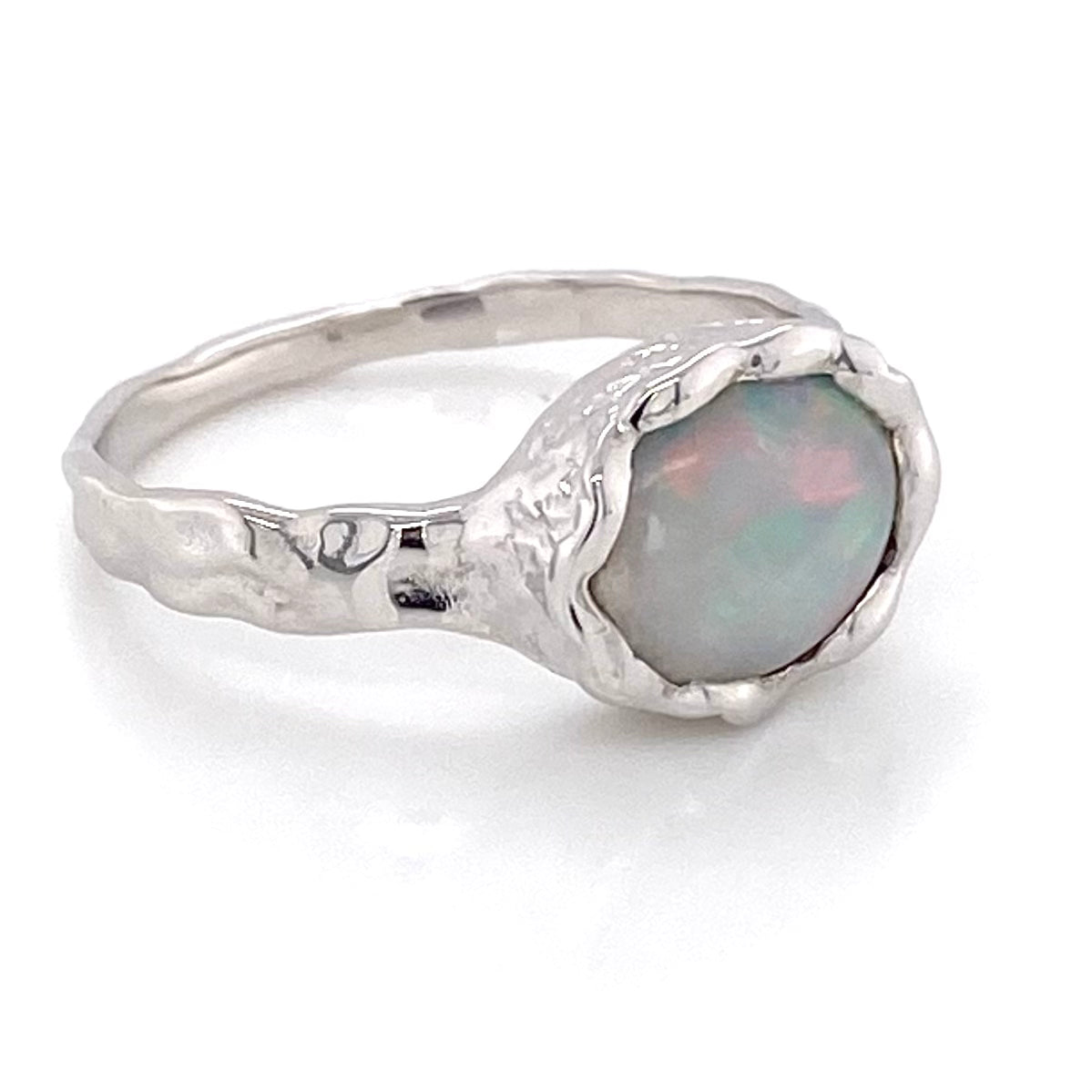 Ring med en ægte solid crystal opal fra Australien, indfattet i sterling sølv med organiske former.